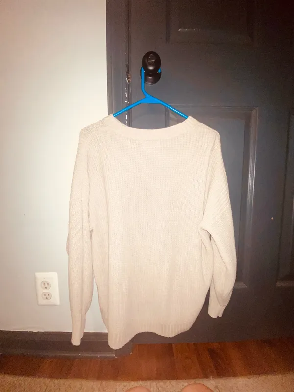 Hollister sweater cream size small - Image 4