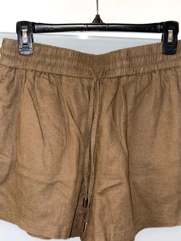Zara cotton shorts, their comfortable design, characterized by a high elasticated and gathered waistband with an adjustable drawstring - Image 2