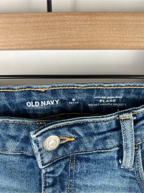 Old Navy Higher High-Rise Flare Jeans 6 Petite Medium Wash Clover - Image 4