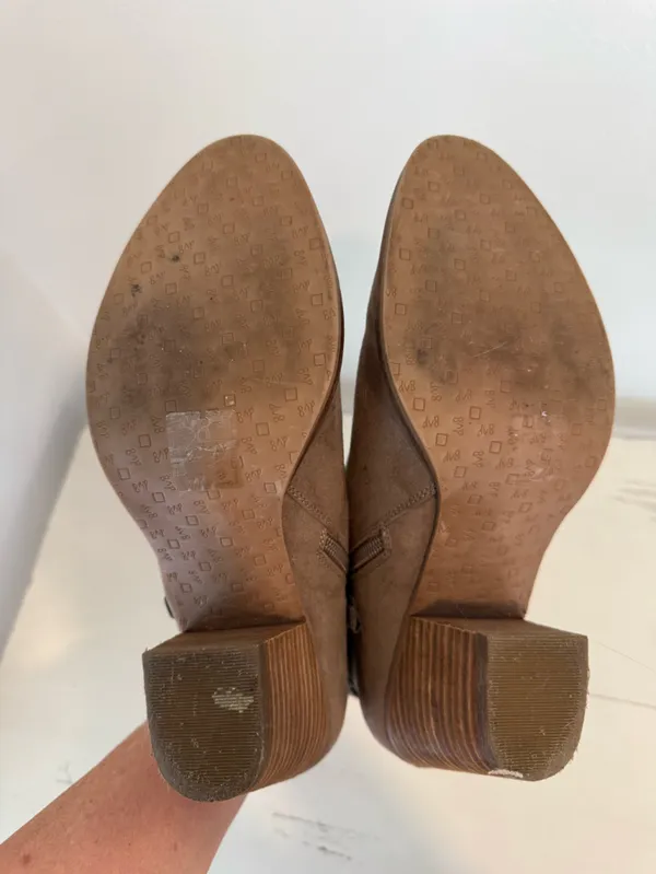 Dolce Vita Taupe Suede Ankle Booties Whipstitch Trim Block Heel Size 8 - Image 9