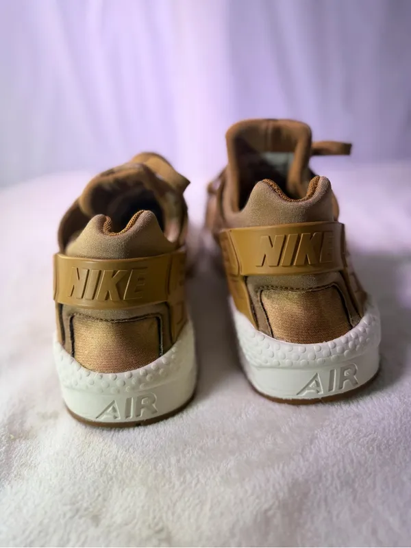 Nike Women's Wheat/Tan Casual Sneakers - Image 7