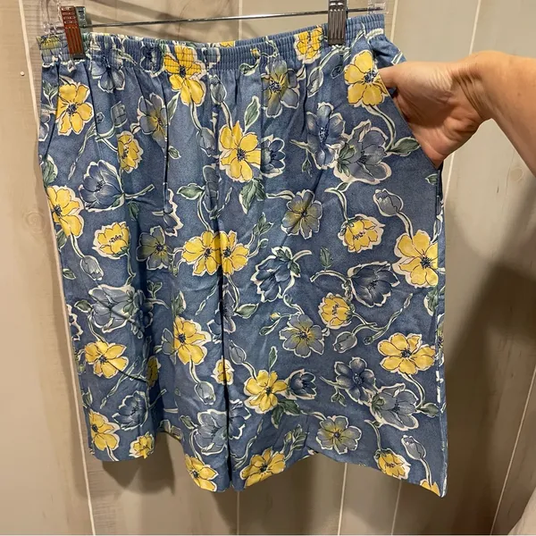Cute flowy pull on grannycore mom shorts pockets bermuda Blue Size 14 - Image 7