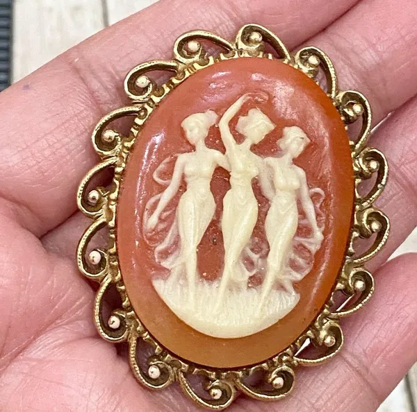 Vintage Unsigned Three Ladies Victorian Cameo Brooch - Image 3