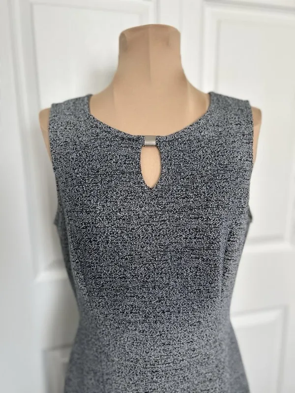 White House Black Market Sleeveless Round Neck Ruffle Hem Shift Black Size 4 - Image 2