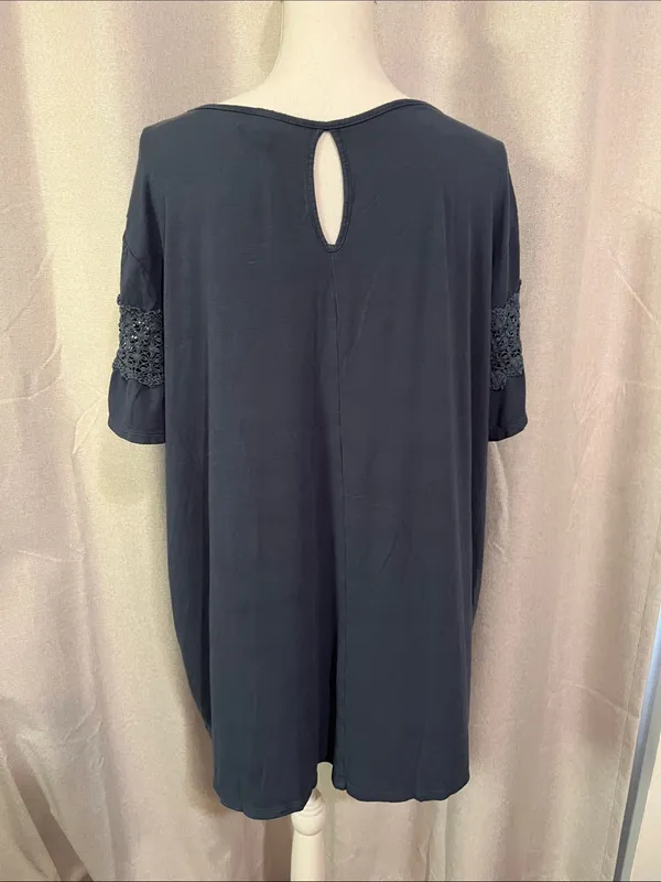 Pretty Torrid Navy Crochet Yoke Short Sleeve Top - Image 4