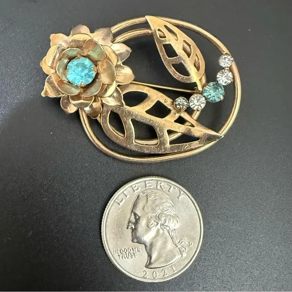 Vintage Unsigned Gold-tone Light Blue Rhinestone Flower Floral Spray Brooch 10g. - Image 3