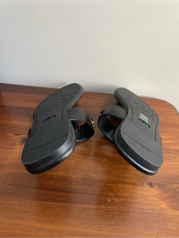 Coach Black Leather Thong Sandals with Gold Chain Accent Size 8.5 - Image 6