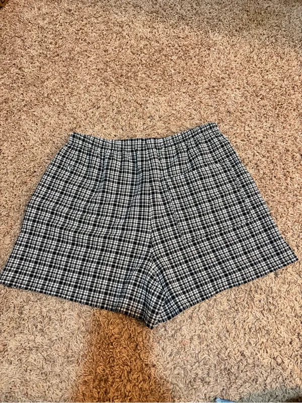 Lululemon Seersucker Check Mid-Rise Pull-On Short 3" - Image 5