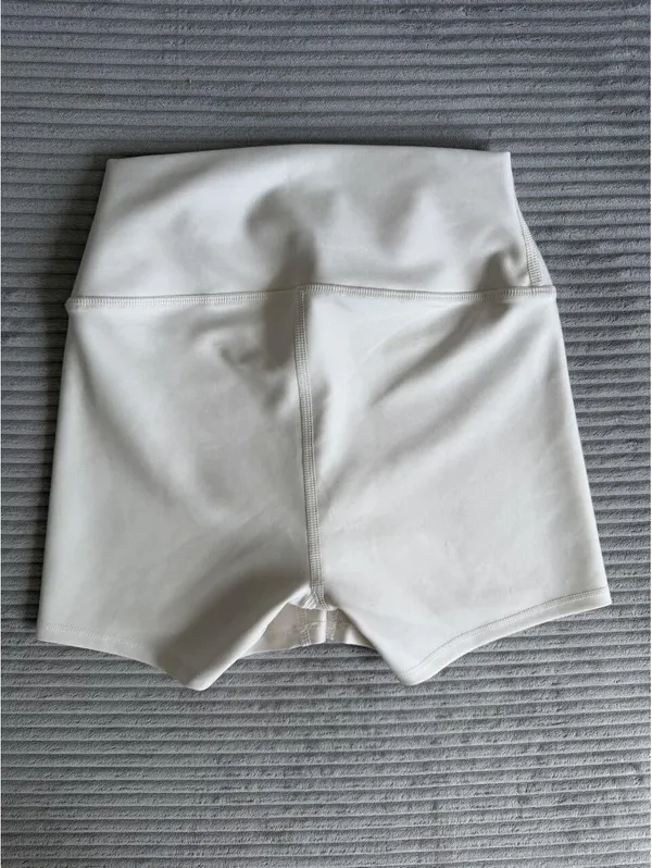 Alo Yoga shorts size XS - Image 3