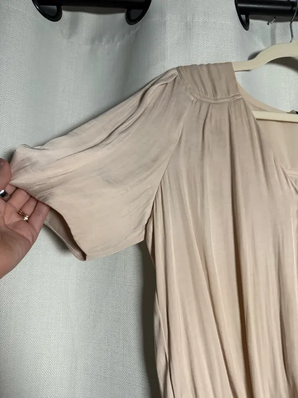 Anthropologie Current Air Blush Tan Satin Short Sleeve Surplice Blouse Size XS - Image 4