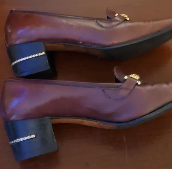 Gucci Heels Are Vintage leather brown in color.. needs a good polish. In great condition no Flaws. - Image 7