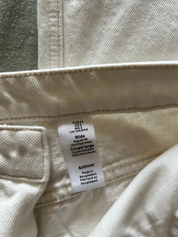 H&M High-Waisted Jeans - Image 4