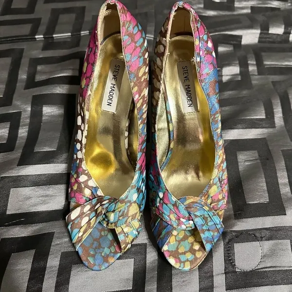 Steve Madden multi color peep toe, fabric upper, leather sole, corkscrew heel, - Image 2