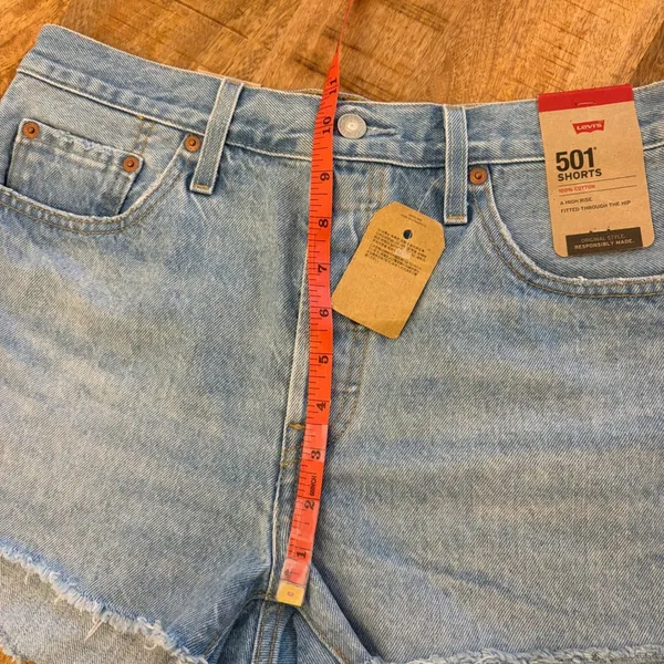 Levi's 501 Original Denim Shorts Womens 29 High Rise Raw Hem 2" Light Wash‎ NWT - Image 11