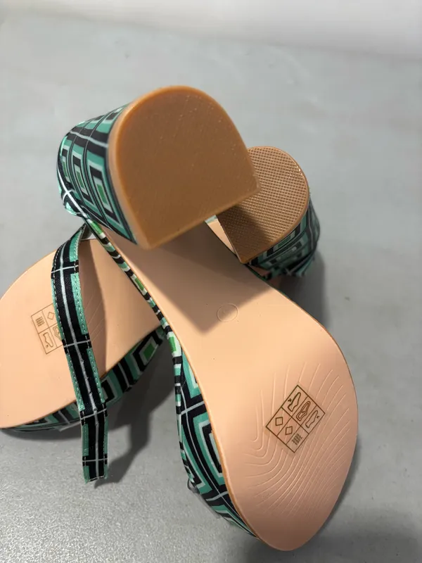 Sandal good condition Green Size 6 - Image 4