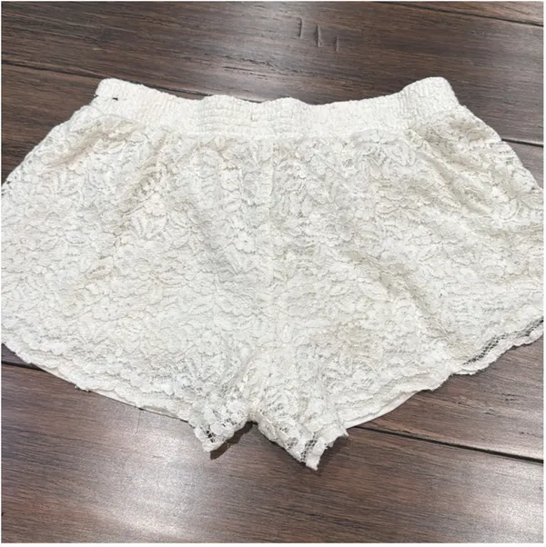 Hollister Cream Lace Shorts - Image 5