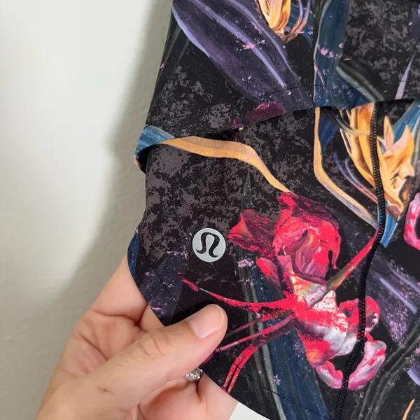 LULULEMON- Speed Up Low-Rise Lined Short 2.5" Veiled Floral Size 6 - Image 5