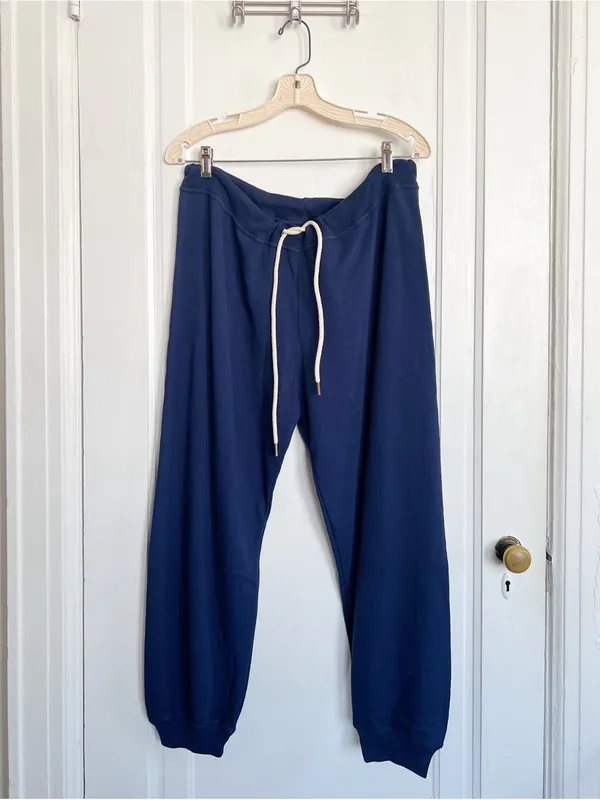 THE GREAT. • The Cropped Sweat Pant in True Navy blue terry knit slouchy jogger - Image 3