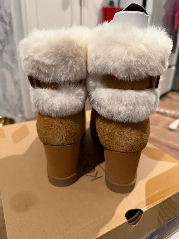 Koolaburra by UGG Elladine wedges booties with white faux fur trim, size US 7.5 - Image 5