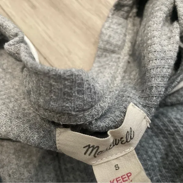Madewell Heather Gray Knit Top with White Accents - Image 2