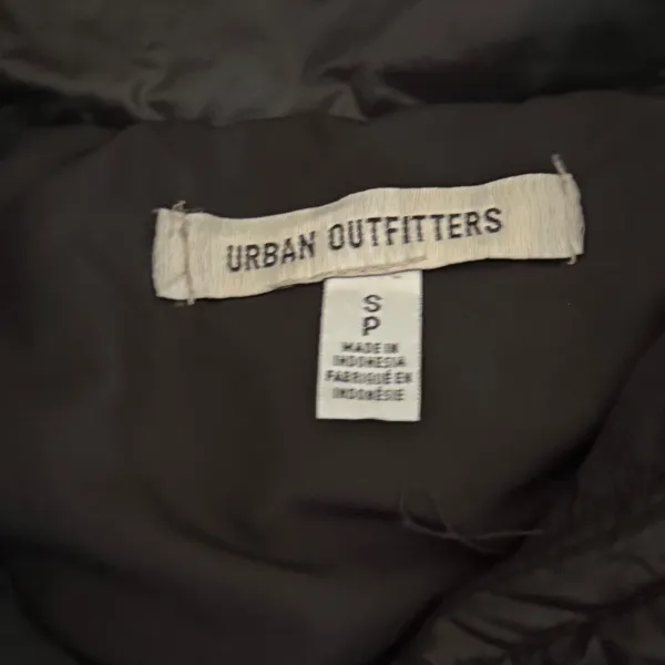 Urban Outfitters Black Cropped Puffer Jacket Quilted Zip Up Small Y2K Sreetwear - Image 4