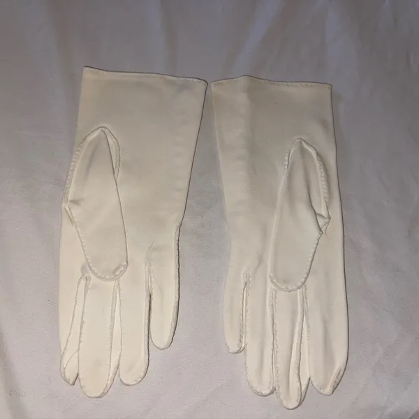 Elegant Vintage White Gloves in Original Made in Italy Packaging - As Is - Image 2