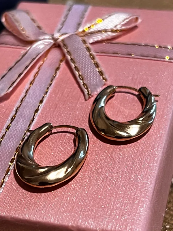 Macy’s 14K Gold Hoop Diamond Earrings W/ Resin Core - Image 10