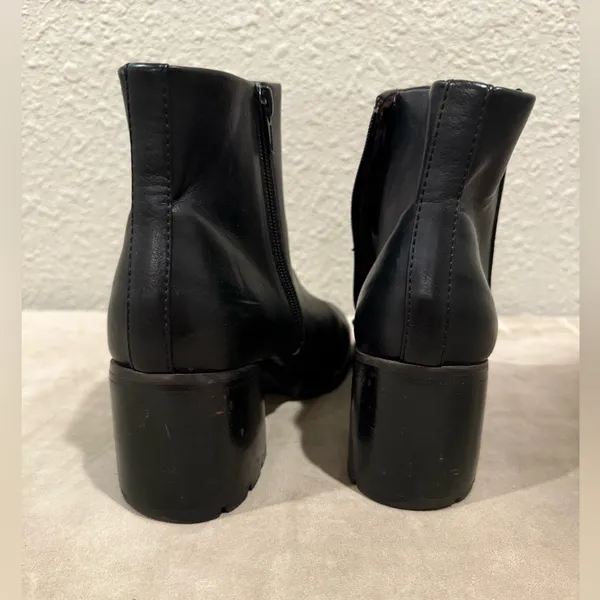 Korks Black Zipper‎ Women's Ankle Boots Size 8 - Image 2
