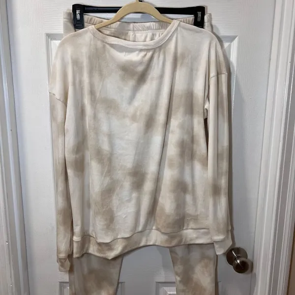 Nicole Miller Cozy Tie-Dye Loungewear Set Beige Cream Sweatshirt & Joggers Two-L - Image 2