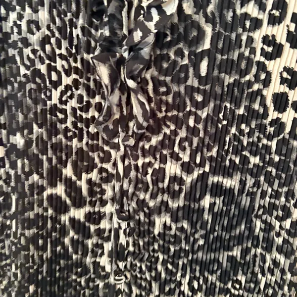 Chelsea‎ Studio Black And Gray Leopard Print Pleated Blouse Size 2X - Image 4