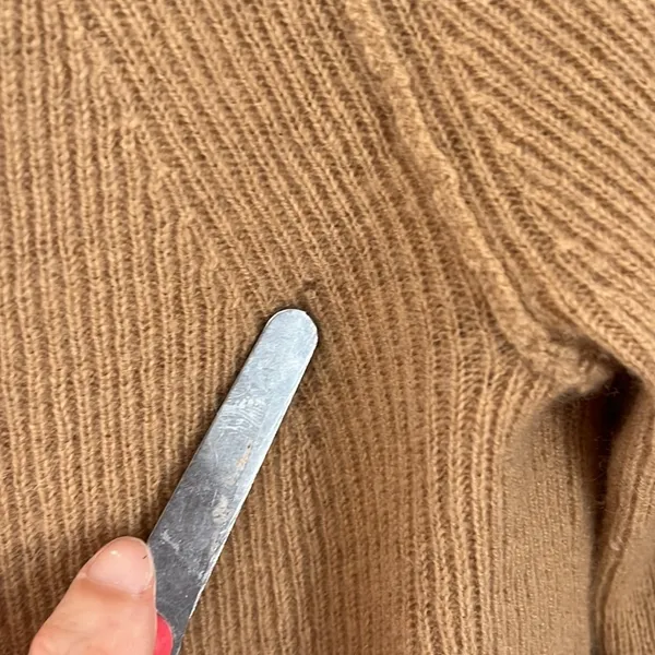 Vince Tan cashmere feel Cardigan Sweater V-Neck Knit. Size Large - Image 4