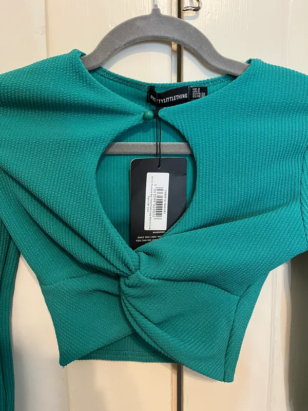 PrettyLittleThing Textured Cutout Twist Front Crop Top - Image 3