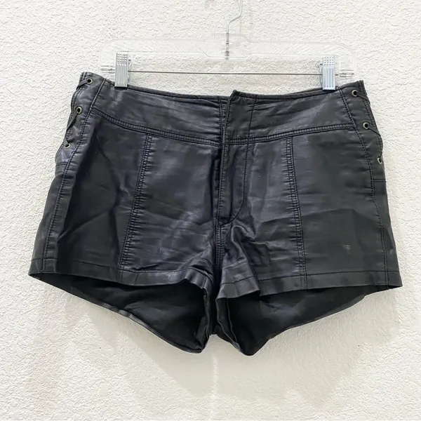FREE PEOPLE High Rise Side Lace Up Tie Black Vegan Leather Pleather Shorts Sz 4 - Image 4