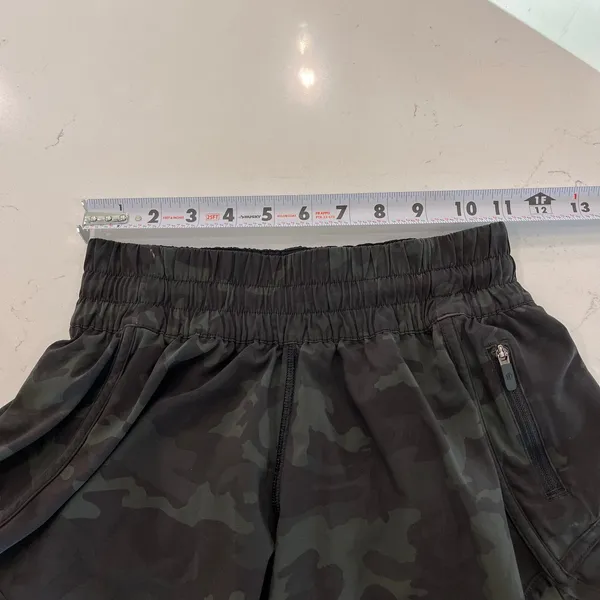 Lululemon Tracker Shorts in Green‎ Camo Size 4 - Image 6