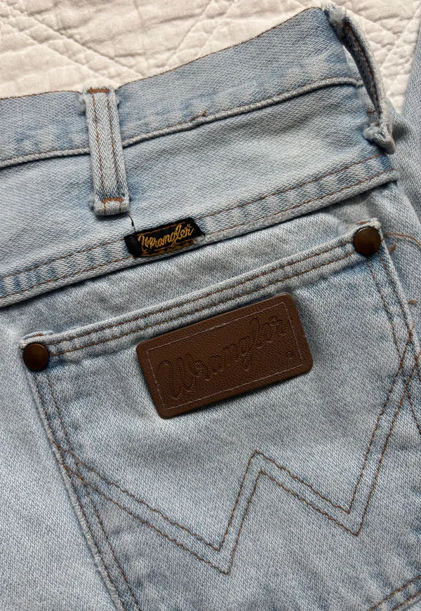 Wrangler light wash jeans - Image 4