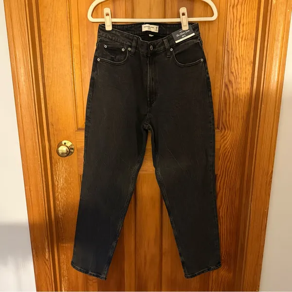 NWT Abercrombie & Fitch Curve Love High Rise Mom Jeans: Washed Black, Size 28 - Image 4