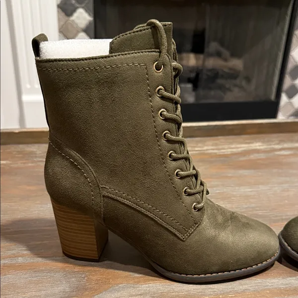 Journee‎ Collection Baylor Lace-Up Bootie Olive Faux Suede Block Heel Size 8 NIB - Image 3