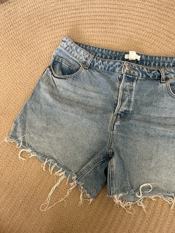 High rise mom shorts light wash - Image 3