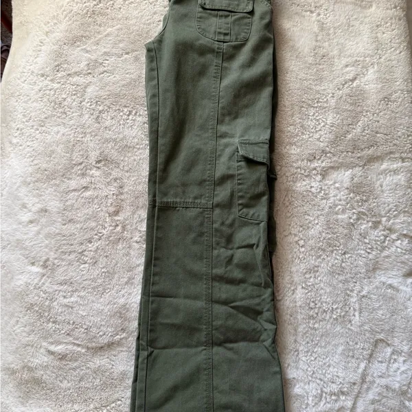 Brandy Melville John Galt green Kim cargo pants - Image 4