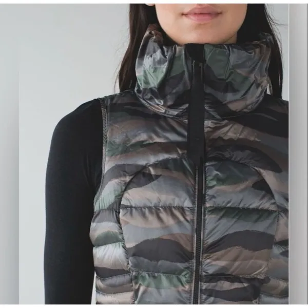 Lululemon Fluffin Awesome Vest Camo Goose Down size 6 - Image 2