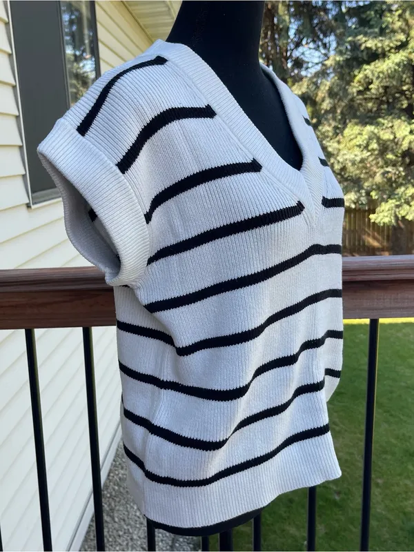 Evereve V-Neck Sleeveless Striped Sweater Sz Medium Casual Pullover Summer - Image 3