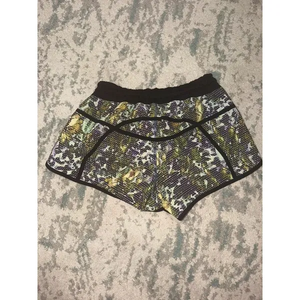 Lululemon Tracker Short III 4-Way Stretch Floral Running Shorts Size 6 - Image 3