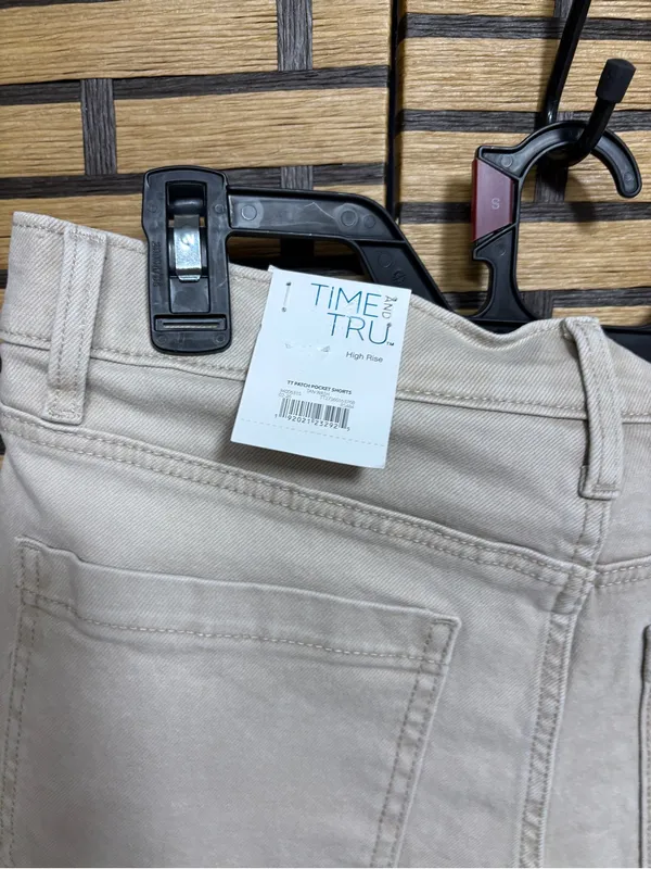 Time and tru khaki patch pocket shorts size 10 Tan - Image 4