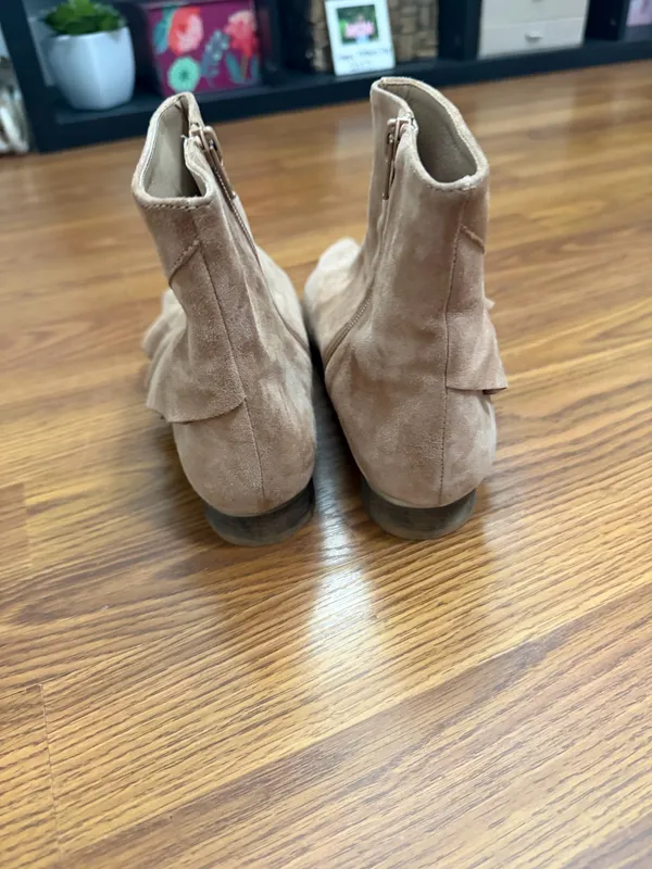 Anthropologie Ruffled Suede Tan Ankle Boots Size 8.5. - Image 4