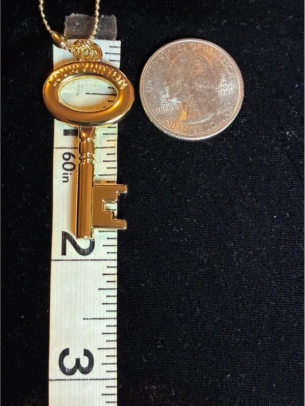 Gold tone Key Pendant Necklace 18” - Image 5