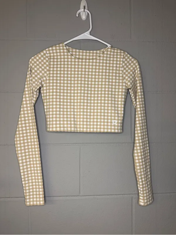 Astoria Activewear LUXE BALANCE Staple Sleeved Crop in Beige Gingham Size Small - Image 5