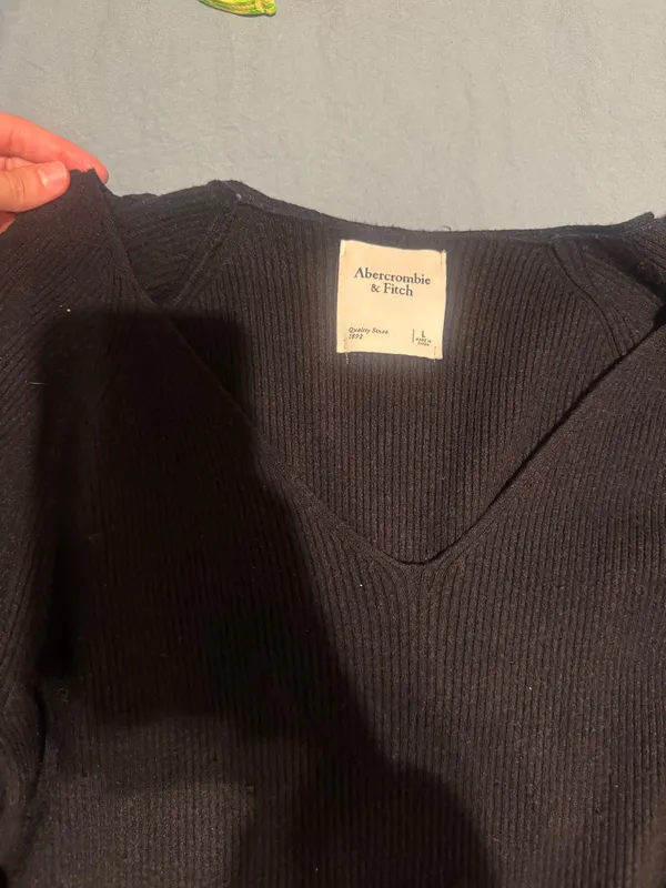 Abercrombie v neck - Image 3