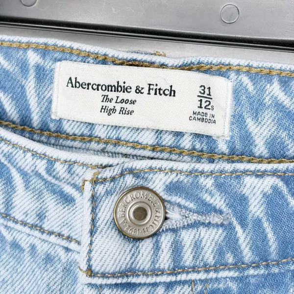 Abercrombie & Fitch Pleated Loose High Rise Jeans - Image 3