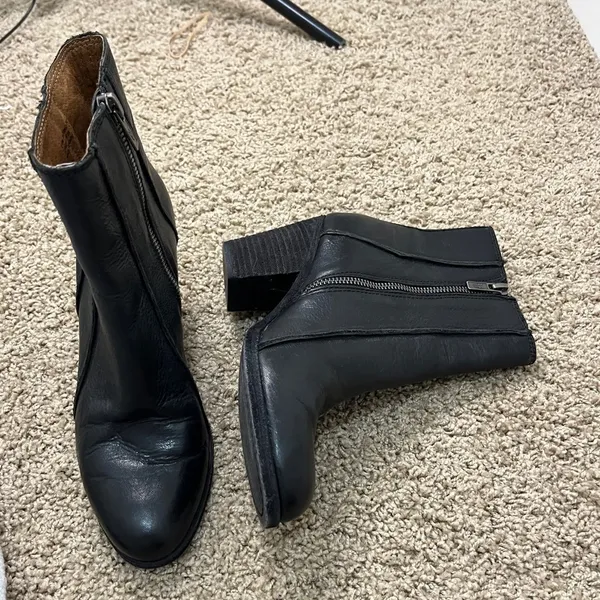 Frye Essa Seam Bootie Black Leather Western Almond Toe Ankle Zip Sz 6.5 - Image 5