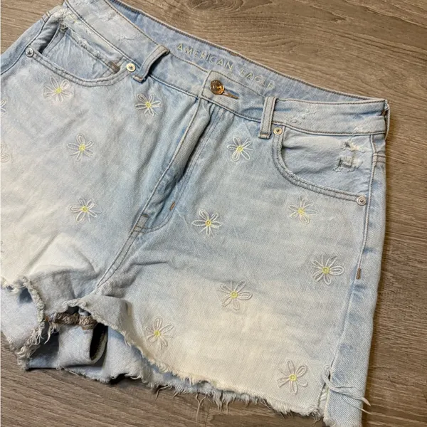 •AMERICAN EAGLE• DAISY MOM SHORTS - Image 2